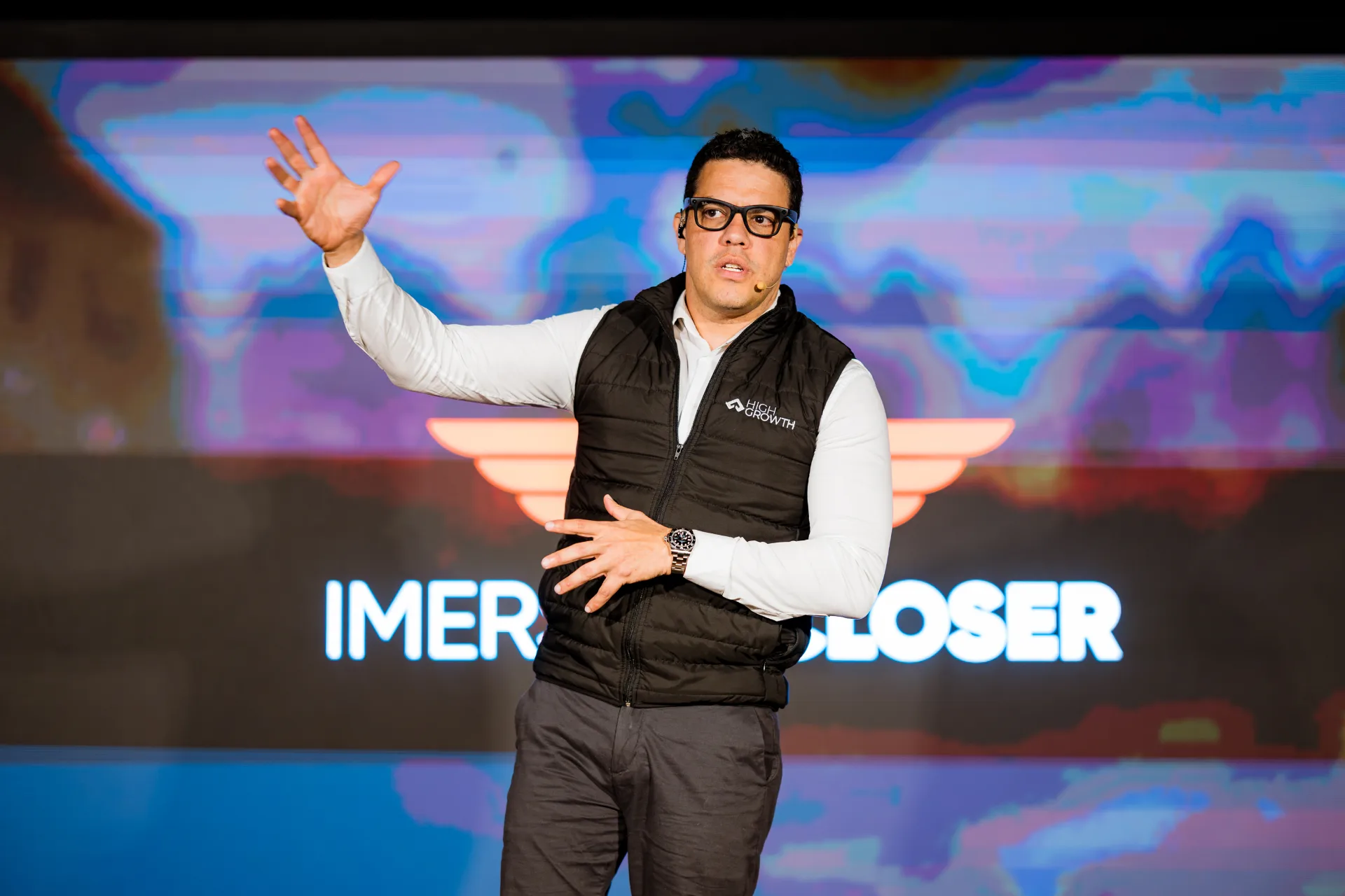 Palestrante da Imersão Closer no palco, gesticulando durante a apresentação